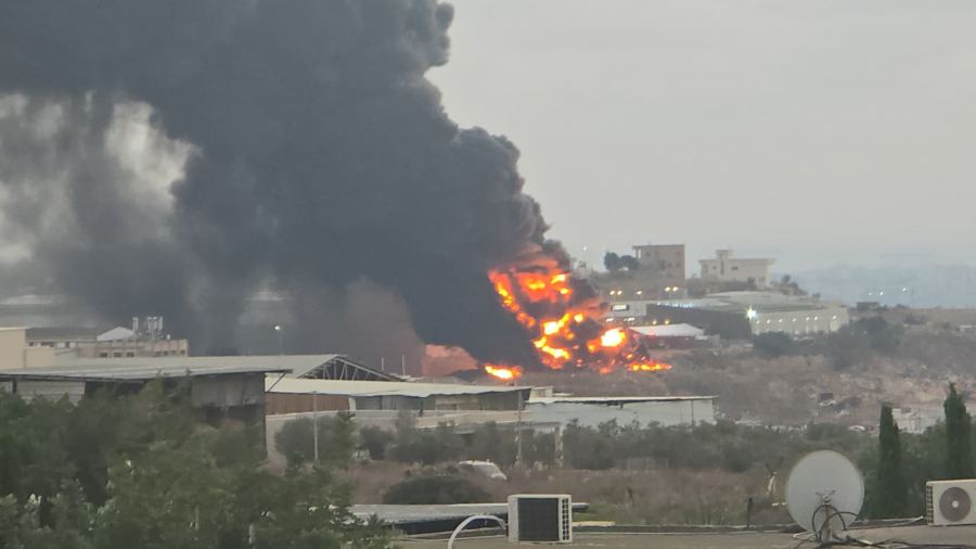 يركا: حريق في منطقة مفتوحة بالقرب من مجمع «بيغ فاشن» وإخلاء المجمع